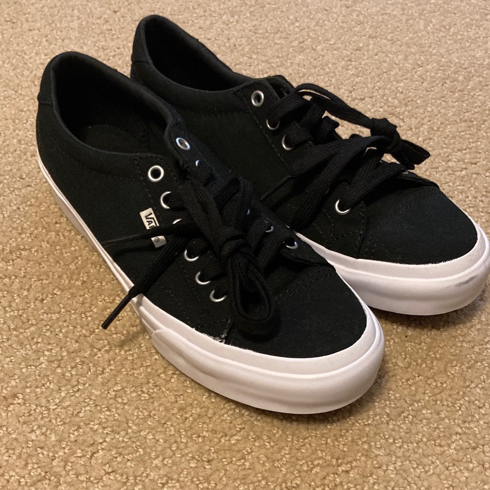 New Vans lace up shoes women’s size 6.5 (men’s size 5)